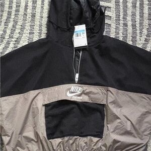 Nike Men's Black and Gray Windbreaker